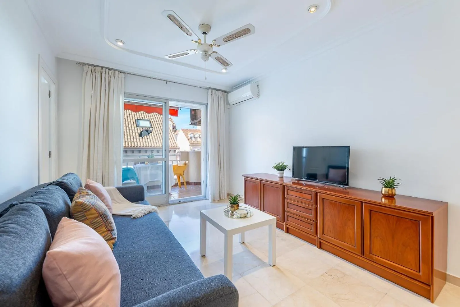 797 Holiday Rentals- Renovado Piso En El Paseo Maritimo Фуэнхирола Апартаменты