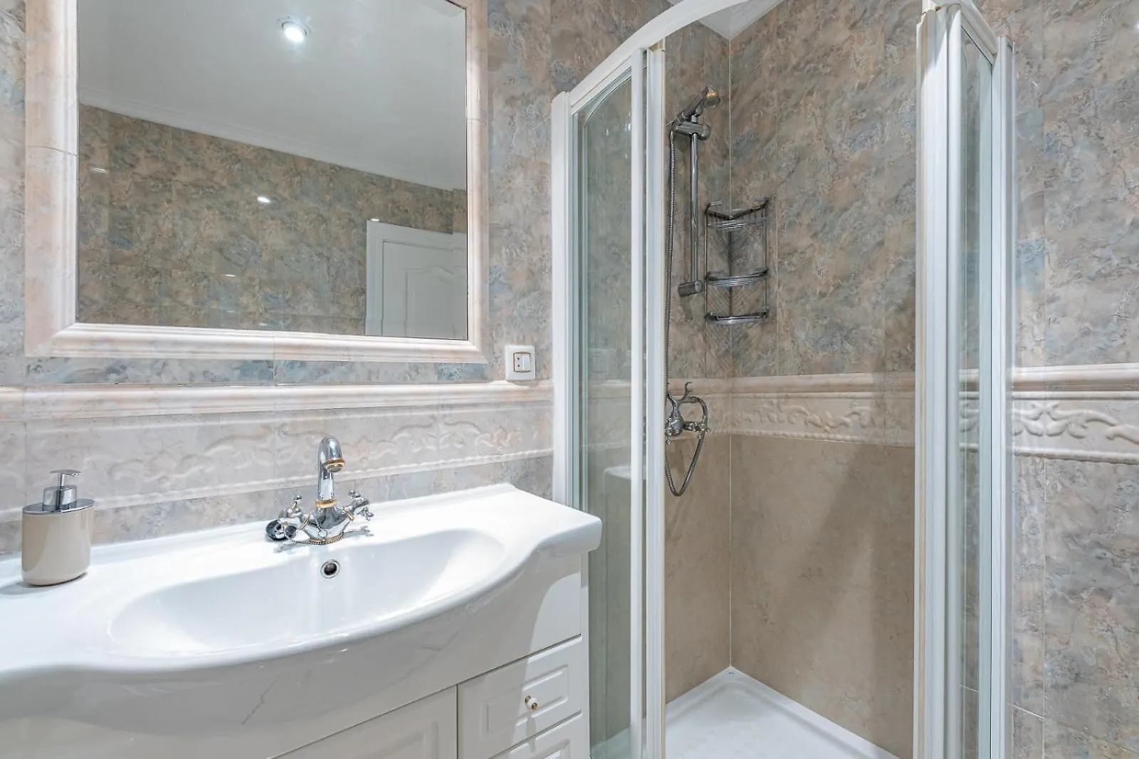 797 Holiday Rentals- Renovado Piso En El Paseo Maritimo Фуэнхирола