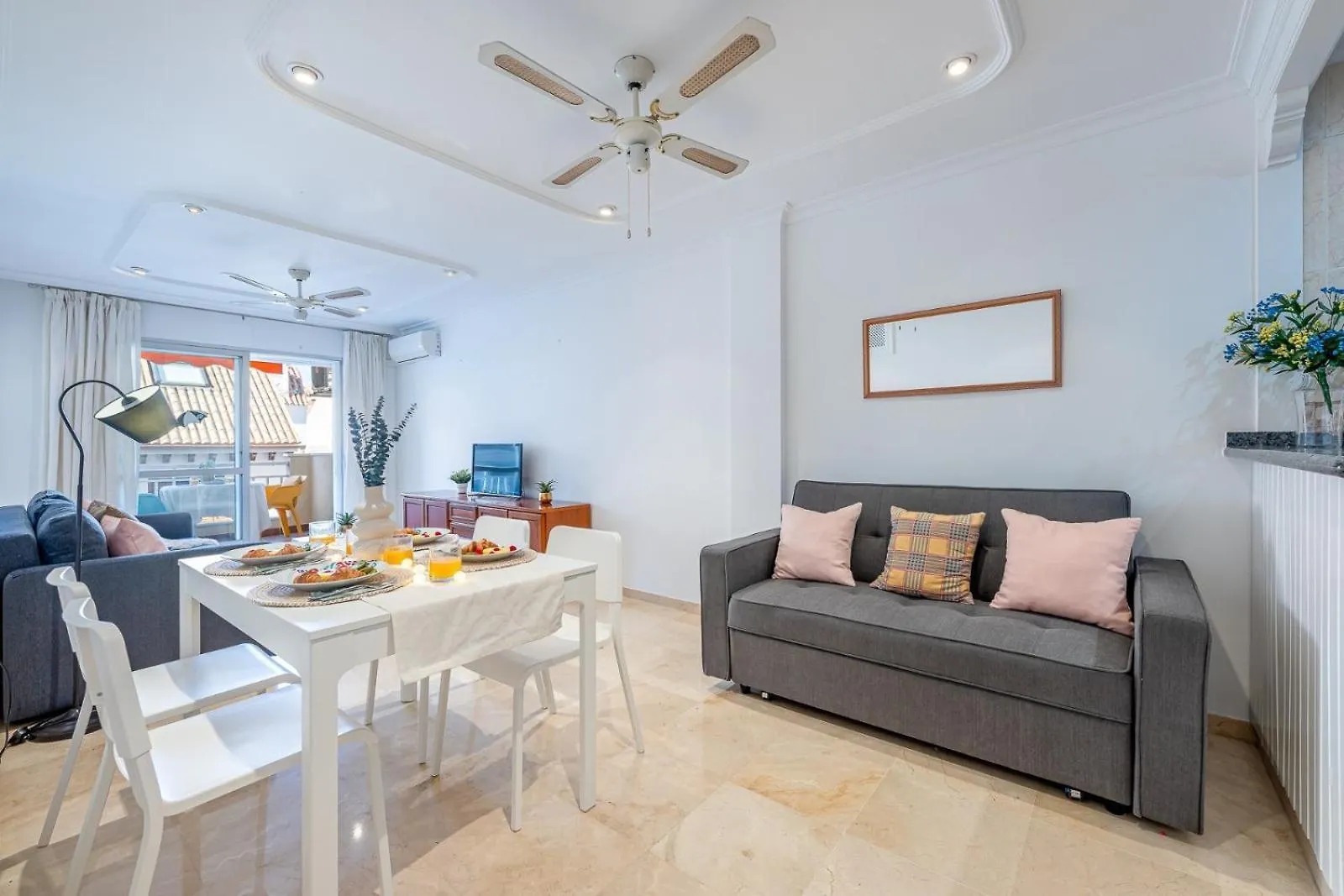 Апартаменты 797 Holiday Rentals- Renovado Piso En El Paseo Maritimo Фуэнхирола
