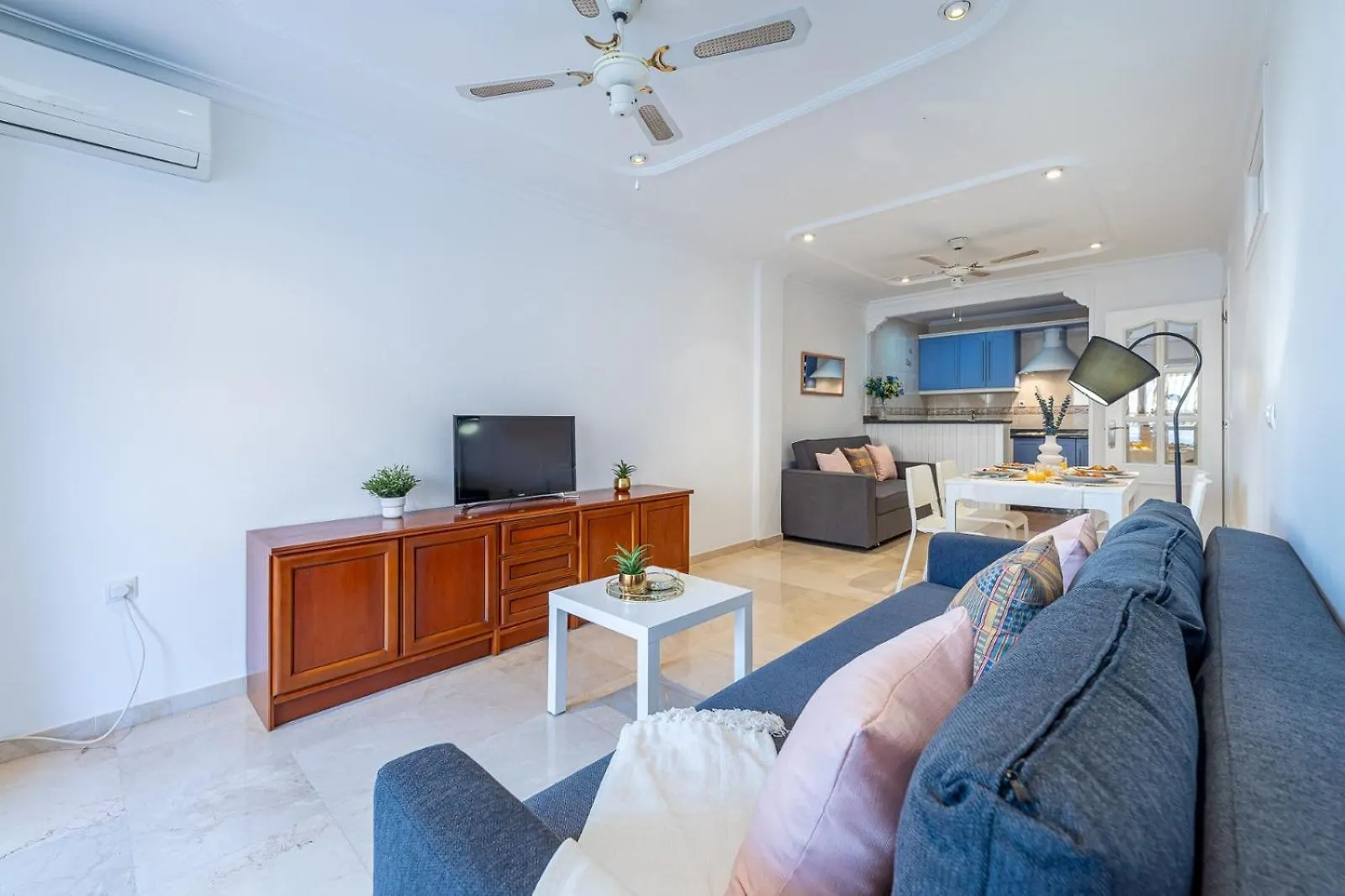아파트 797 Holiday Rentals- Renovado Piso En El Paseo Maritimo 푸엔히롤라 스페인