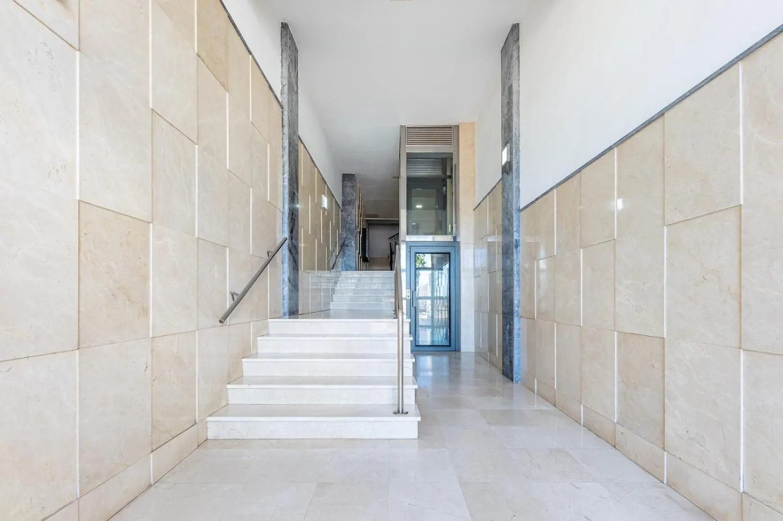 아파트 797 Holiday Rentals- Renovado Piso En El Paseo Maritimo 푸엔히롤라 스페인
