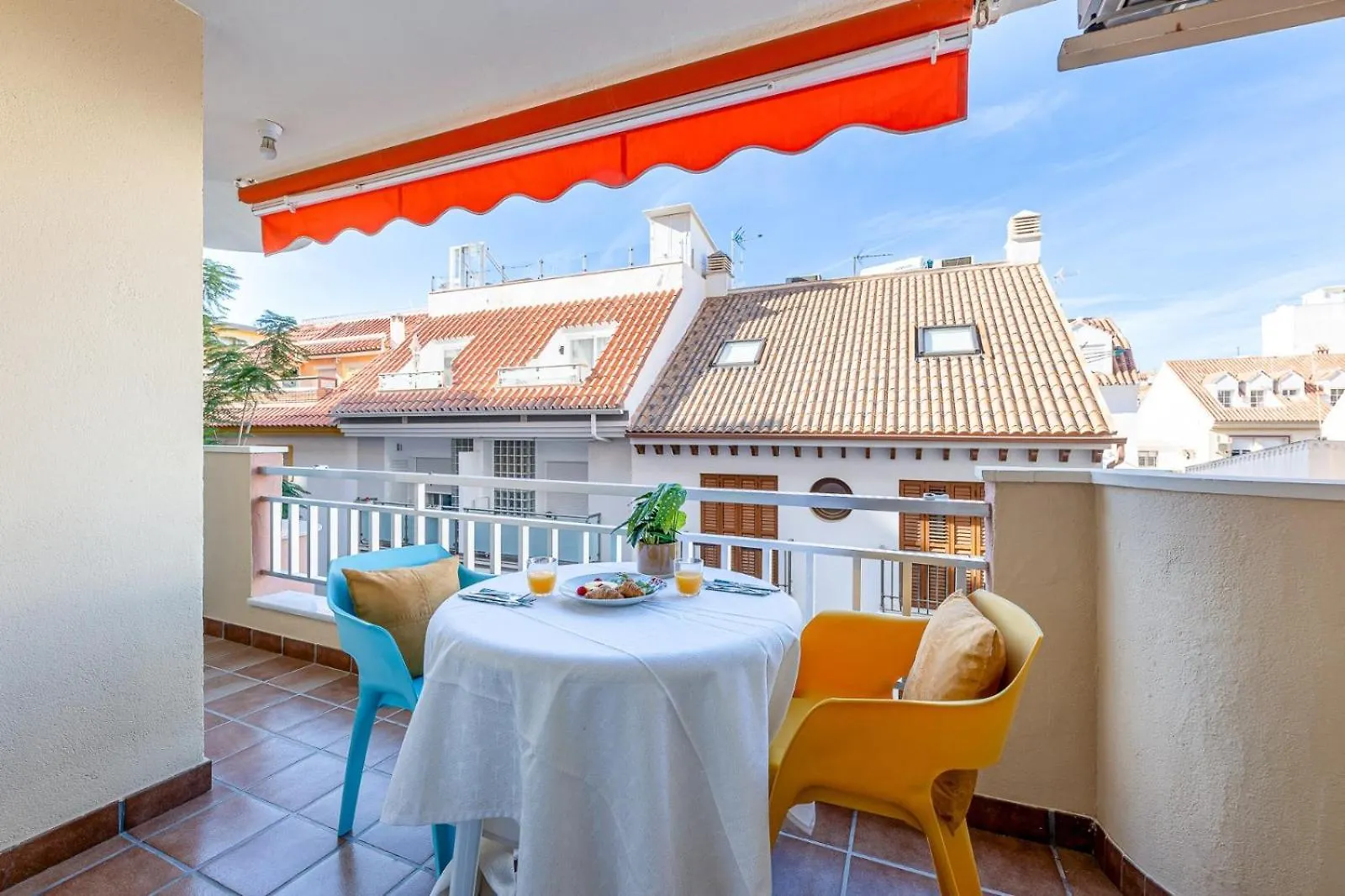 797 Holiday Rentals- Renovado Piso En El Paseo Maritimo 푸엔히롤라 0*,
