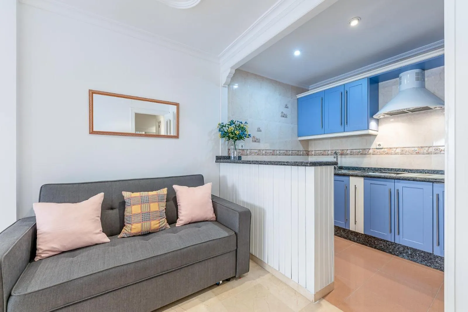 797 Holiday Rentals- Renovado Piso En El Paseo Maritimo 푸엔히롤라