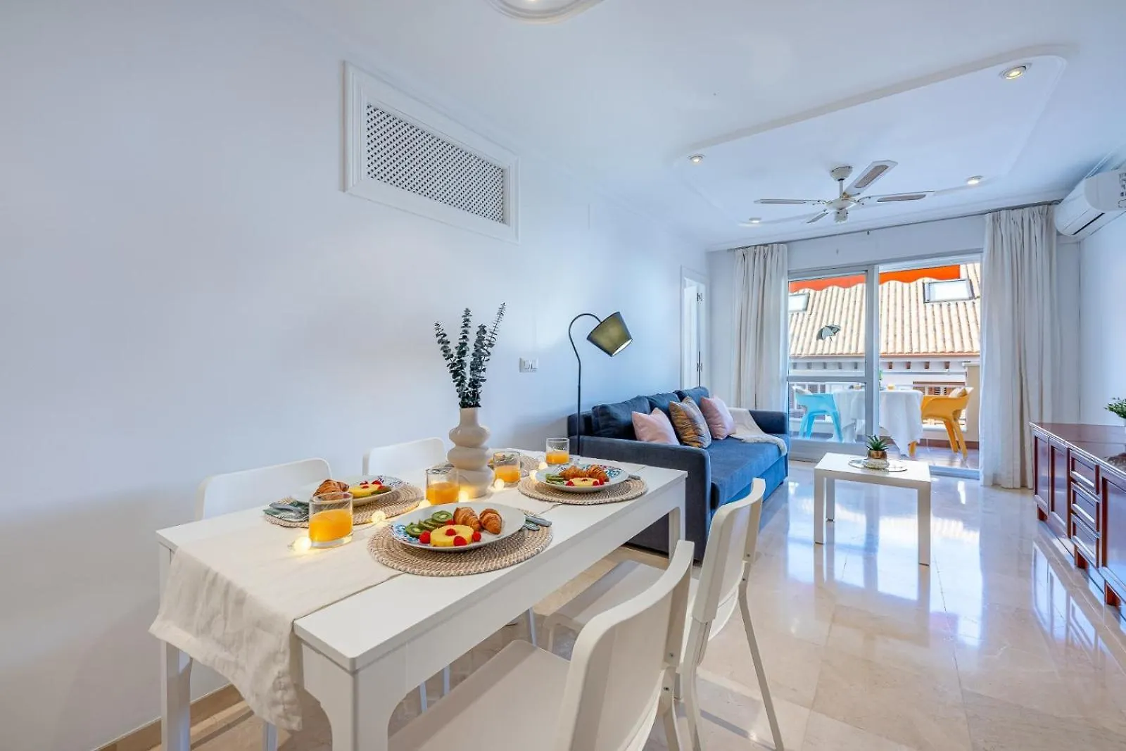 797 Holiday Rentals- Renovado Piso En El Paseo Maritimo 푸엔히롤라 아파트