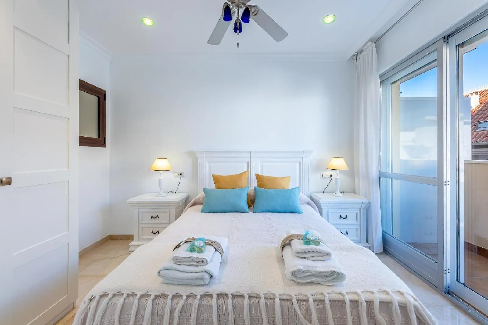 797 Holiday Rentals- Renovado Piso En El Paseo Maritimo 푸엔히롤라 0*,  스페인