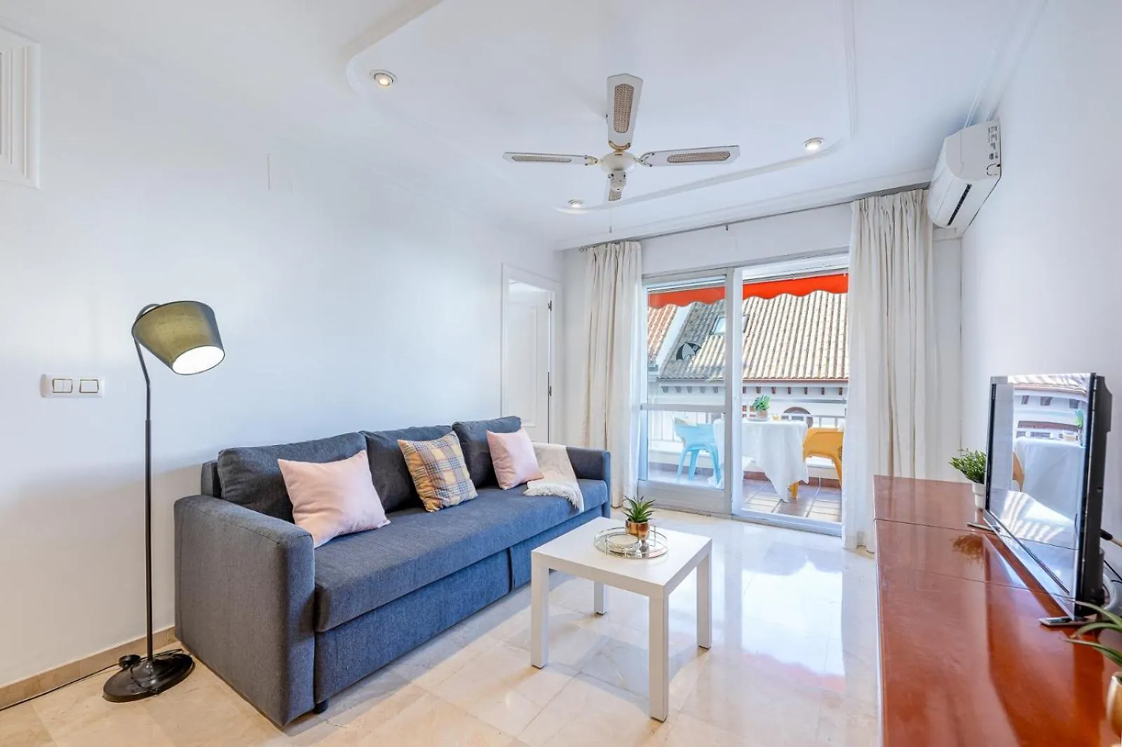 797 Holiday Rentals- Renovado Piso En El Paseo Maritimo 푸엔히롤라